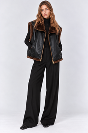 GILET SANS MANCHES RÉVERSIBLE EN SIMILICUIR NOIR & FOURRURE MARRON